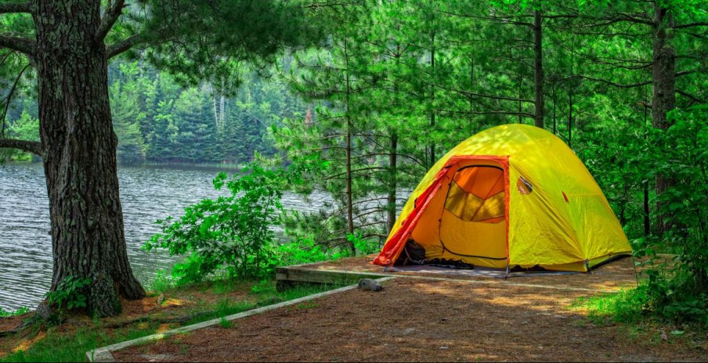Wie man ein Campingzelt aufbaut